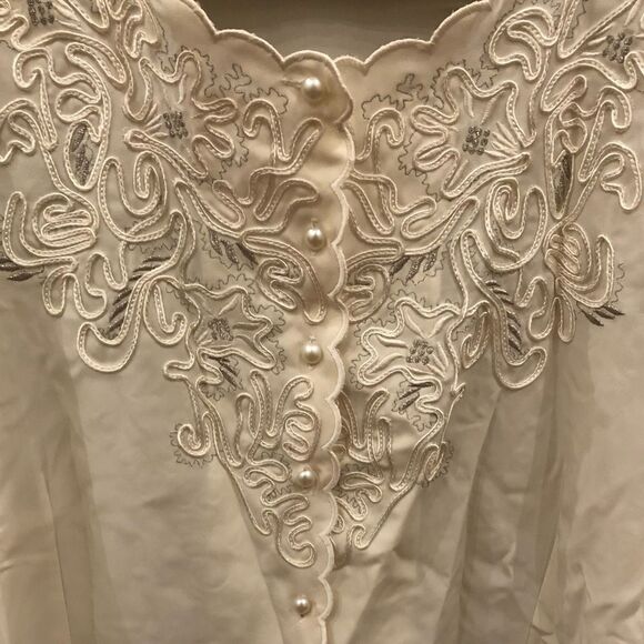 Plus size beautiful cream blouse - Picture 3 of 3